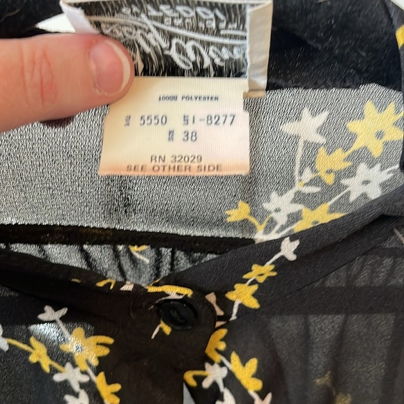 Lady Winn by TEDDI California Vintage Floral Button Down, Size L - Picture 6 of 7